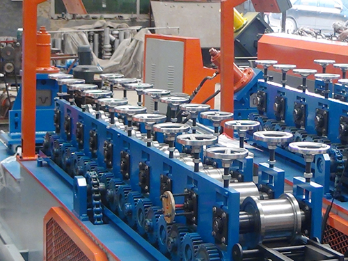 Why does the bottom wheel of light steel keel machine scratch paint?